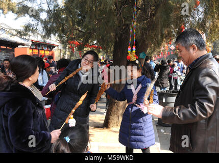 Peking, Peking, China. 18 Feb, 2018. Peking, China, 18. Februar 2018: Der Tempel ist fair im Ditan Park in Peking stattfinden, feiern chinesische Mondjahr. Credit: SIPA Asien/ZUMA Draht/Alamy leben Nachrichten Stockfoto