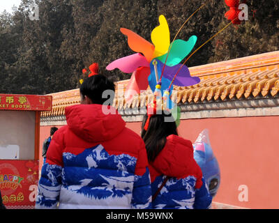 Peking, Peking, China. 18 Feb, 2018. Peking, China, 18. Februar 2018: Der Tempel ist fair im Ditan Park in Peking stattfinden, feiern chinesische Mondjahr. Credit: SIPA Asien/ZUMA Draht/Alamy leben Nachrichten Stockfoto