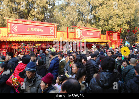 Peking, Peking, China. 18 Feb, 2018. Peking, China, 18. Februar 2018: Der Tempel ist fair im Ditan Park in Peking stattfinden, feiern chinesische Mondjahr. Credit: SIPA Asien/ZUMA Draht/Alamy leben Nachrichten Stockfoto