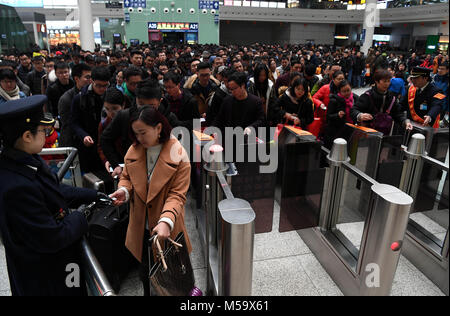 Nanchang, China's Jiangxi Province. 21 Feb, 2018. Passagiere Warteschlange Züge am Nanchang West Railway Station in Nanchang, der ostchinesischen Provinz Jiangxi, Feb 21, 2018. Am letzten Tag der Spring Festival Urlaub, China begrüßt einen Reisen Peak für die Rückkehr zum Arbeitsplatz. Credit: Song Zhenping/Xinhua/Alamy leben Nachrichten Stockfoto