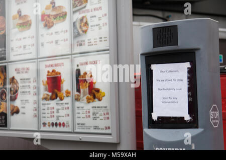London, Großbritannien. 21 Feb, 2018. KFC Fastfood Restaurant ist gezwungen, aufgrund der engen Tun Lieferung Probleme über Großbritannien Quelle: Tintentropfen/Alamy leben Nachrichten Stockfoto