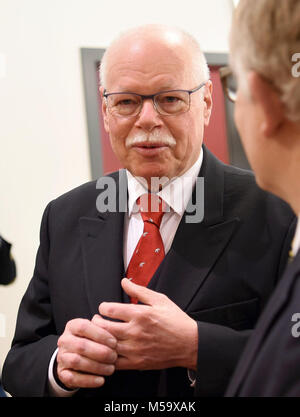 Bremens Innensenator Ulrich Maeurer der Sozialdemokratischen Partei (SPD, L), und sein Rechtsanwalt Joachim Wieland warten auf das Urteil in dem Rechtsstreit gegen die Deutsche Fußball Liga (DFL) in Bremen, Deutschland, 21. Februar 2018. Der Rechtsstreit wurde mit den Kosten für Polizeieinsätze bei Fußballspielen. Foto: Carmen Jaspersen/dpa Stockfoto