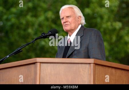 Datei: 21 Feb, 2018. Foto: New York, USA. 25. Juni 2005. Billy Graham im Großraum New York Billy Graham Kreuzzug in Flushing Meadows Corona Park, Queens, New York, Juni 25, 2005, Quelle: David Atlas/MediaPunch Credit: MediaPunch Inc/Alamy leben Nachrichten Stockfoto