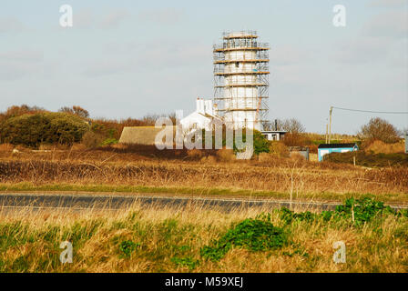 Portland Bill, Dorset. 20 Feb, 2018. UK Wetter. Einen sonnigen, aber kalten Nachmittag auf der Isle of Portland Coast Path, wo die C 19 alte untere Leuchtturm (jetzt ein Bird Observatory) ist einer Renovierung Credit: stuart Hartmut Ost/Alamy leben Nachrichten Stockfoto