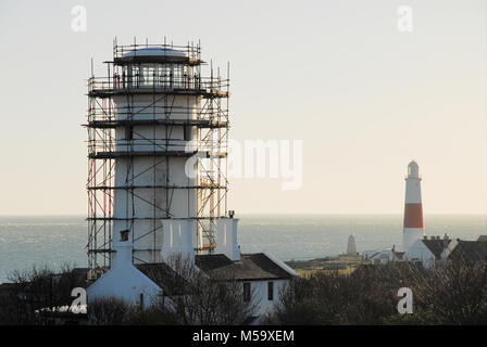 Portland Bill, Dorset. 20 Feb, 2018. UK Wetter. Einen sonnigen, aber kalten Nachmittag auf der Isle of Portland Coast Path, wo die C 19 alte untere Leuchtturm (jetzt ein Bird Observatory) ist einer Renovierung Credit: stuart Hartmut Ost/Alamy leben Nachrichten Stockfoto