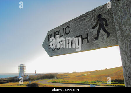 Portland Bill, Dorset. 20 Feb, 2018. UK Wetter. Einen sonnigen, aber kalten Nachmittag auf der Isle of Portland Coast Path, wo die C 19 alte untere Leuchtturm (jetzt ein Bird Observatory) ist einer Renovierung Credit: stuart Hartmut Ost/Alamy leben Nachrichten Stockfoto