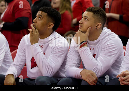 Februar 19, 2018: Wisconsin Dachse guard D'Mitrik Trice #0 und Wisconsin Dachse guard Kobe König #23 Watch während der NCAA Basketball Spiel zwischen den Minnesota Golden Gophers und die Wisconsin Badgers in der Kohl Center in Madison, WI. Beide hoffen, dass wir nächste Saison wieder nach Verletzungen. Wisconsin besiegt Minnesota in überstunden 73-63. John Fisher/CSM Stockfoto