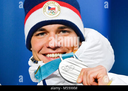 Pyeongchang, Koreas. 13 Feb, 2018. Der tschechische Männer 10 kilometer Biathlon sprint Silbermedaillengewinner Michal Krcmar feiert während der siegerehrung bei den Olympischen Winterspielen 2018 in Pyeongchang, Südkorea, 13. Februar 2018. Quelle: Michal Kamaryt/CTK Photo/Alamy leben Nachrichten Stockfoto