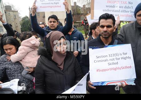 London, Großbritannien. 21 Feb, 2018. Große Sammlung von Wanderarbeitnehmern gegenüber Parlament fordert bessere Behandlung von der UK Home Office Credit: Philip Robins/Alamy leben Nachrichten Stockfoto