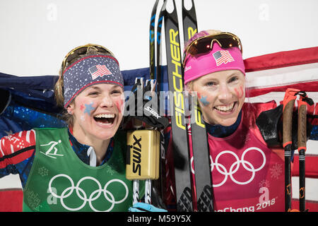 Jessica DIGGINS, USA, links, und Kikkan Randall, USA, mit der US-Flagge, Fahne, 1. Platz, Olympiasiegerin, Siegerin, Gewinnerin, Sieger, Jubel, jubelt, Freude, Begeisterung, Emotion, jubeln, Cheers, Ski Langlaufen Team Sprint der Frauen, Finale, Langlaufen - Ladies' Team Sprint kostenlose Final Langlauf, am 21.02.2018, Alpensia Langlauf Center Olympische Winterspiele 2018, vom 09.02. - 25.02.2018 in PyeongChang/Suedkorea. | Verwendung weltweit Stockfoto