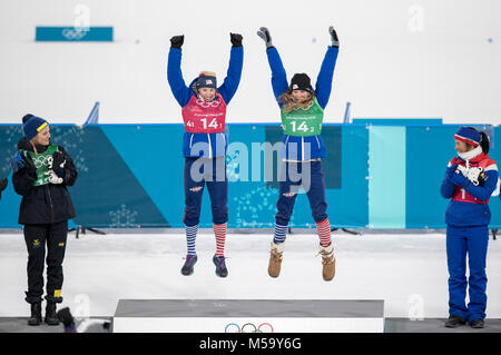 Jessica DIGGINS, USA, 2. nach rechts und Kikkan Randall, USA Links, jubilationsprung bei der Siegerehrung, Veranstaltungsort Zeremonie, 1. Platz, Olympiasiegerin, Siegerin, Gewinnerin, Sieger, links Stina NILSSON, SWE, 2. Platz, dsub Marit BJOERGEN, noch, 3. Platz, Jubel, jubelt, Freude, Begeisterung, Emotion, jubeln, Cheers, Ski Langlaufen Team Sprint der Frauen, Finale, Langlaufen - Ladies' Team Sprint kostenlose Final Langlauf, am 21.02.2018, Alpensia Langlauf Center Olympische Winterspiele 2018, vom 09.02. - 25.02.2018 in PyeongChang/Suedkorea. | Verwendung weltweit Stockfoto