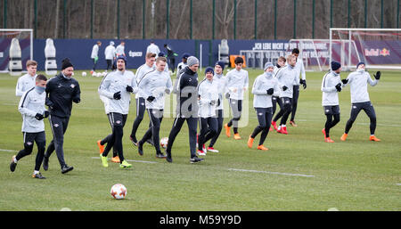 21. Februar 2018, Deutschland, Leipzig, Europa League, RB Leipzig gegen SSC Napoli, Runde der letzten 32. Leipziger Spieler warm up vor der Praxis. Foto: Jan Woitas/dpa-Zentralbild/dpa Stockfoto