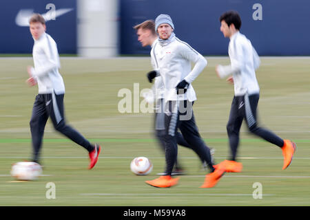 21. Februar 2018, Deutschland, Leipzig, Europa League, RB Leipzig gegen SSC Napoli, Runde der letzten 32. Leipziger Spieler Umgebung Emil Forsberg (3-L) in der abschließenden Praxis teilnehmen. Foto: Jan Woitas/dpa-Zentralbild/dpa Stockfoto