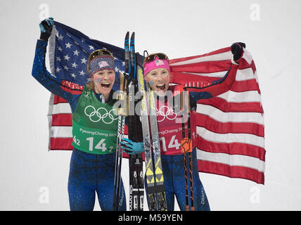 Jessica DIGGINS, USA, links, und Kikkan Randall, USA, mit der US-Flagge, Fahne, 1. Platz, Olympiasiegerin, Siegerin, Gewinnerin, Sieger, Jubel, jubelt, Freude, Begeisterung, Emotion, jubeln, Cheers, Ski Langlaufen Team Sprint der Frauen, Finale, Langlaufen - Ladies' Team Sprint kostenlose Final Langlauf, am 21.02.2018, Alpensia Langlauf Center Olympische Winterspiele 2018, vom 09.02. - 25.02.2018 in PyeongChang/Suedkorea. | Verwendung weltweit Stockfoto