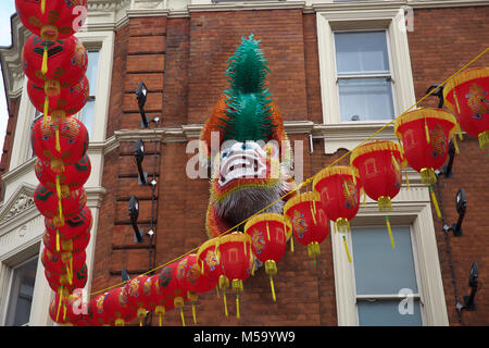 London, Großbritannien. 21 Feb, 2018. Stumpf und bewölkten Tag in London als Menschen warm gegen den kalten Wind. Credit: Keith Larby/Alamy leben Nachrichten Stockfoto