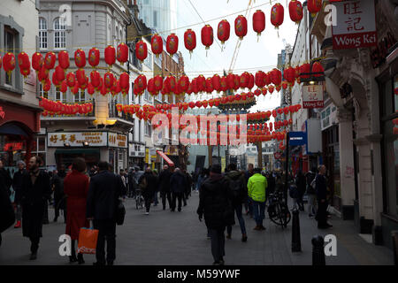 London, Großbritannien. 21 Feb, 2018. Stumpf und bewölkten Tag in London als Menschen warm gegen den kalten Wind. Credit: Keith Larby/Alamy leben Nachrichten Stockfoto