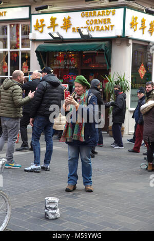 London, Großbritannien. 21 Feb, 2018. Stumpf und bewölkten Tag in London als Menschen warm gegen den kalten Wind. Credit: Keith Larby/Alamy leben Nachrichten Stockfoto