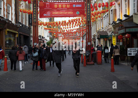 London, Großbritannien. 21 Feb, 2018. Stumpf und bewölkten Tag in London als Menschen warm gegen den kalten Wind. Credit: Keith Larby/Alamy leben Nachrichten Stockfoto