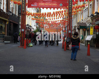 London, Großbritannien. 21 Feb, 2018. Stumpf und bewölkten Tag in London als Menschen warm gegen den kalten Wind. Credit: Keith Larby/Alamy leben Nachrichten Stockfoto