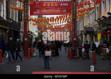 London, Großbritannien. 21 Feb, 2018. Stumpf und bewölkten Tag in London als Menschen warm gegen den kalten Wind. Credit: Keith Larby/Alamy leben Nachrichten Stockfoto