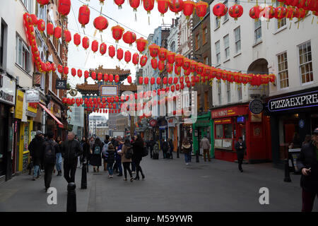 London, Großbritannien. 21 Feb, 2018. Stumpf und bewölkten Tag in London als Menschen warm gegen den kalten Wind. Credit: Keith Larby/Alamy leben Nachrichten Stockfoto