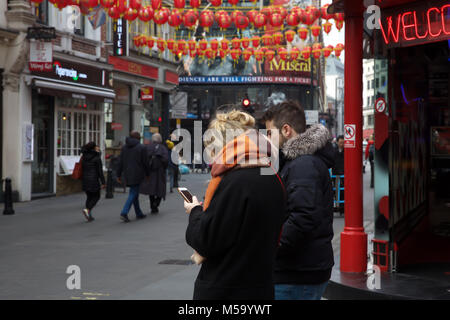 London, Großbritannien. 21 Feb, 2018. Stumpf und bewölkten Tag in London als Menschen warm gegen den kalten Wind. Credit: Keith Larby/Alamy leben Nachrichten Stockfoto