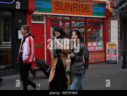 London, Großbritannien. 21 Feb, 2018. Stumpf und bewölkten Tag in London als Menschen warm gegen den kalten Wind. Credit: Keith Larby/Alamy leben Nachrichten Stockfoto