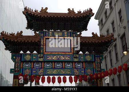 London, Großbritannien. 21 Feb, 2018. Stumpf und bewölkten Tag in London als Menschen warm gegen den kalten Wind. Credit: Keith Larby/Alamy leben Nachrichten Stockfoto