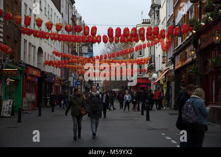 London, Großbritannien. 21 Feb, 2018. Stumpf und bewölkten Tag in London als Menschen warm gegen den kalten Wind. Credit: Keith Larby/Alamy leben Nachrichten Stockfoto