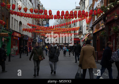 London, Großbritannien. 21 Feb, 2018. Stumpf und bewölkten Tag in London als Menschen warm gegen den kalten Wind. Credit: Keith Larby/Alamy leben Nachrichten Stockfoto