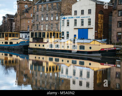 Sonnenschein auf Leith, Wasser des Leith Fluss, Leith, Edinburgh, Schottland, Vereinigtes Königreich, 21. Februar 2018. UK Wetter. Sehr schönes, helles, sonniges Wetter und blauem Himmel und ruhiges Wasser schafft bunte Reflexionen der alten Gebäude und Binnenschiffe, die die Oberfläche des Wassers am Flussufer Stockfoto