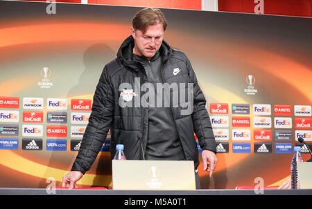 21. Februar 2018, Deutschland, Leipzig: Fußball, Europa League, RB Leipzig gegen SSC Napoli, Runde der letzten 32, Pressekonferenz, Red Bull Arena: Leipzigs Trainer Ralph Hasenhuettl ankommt. Foto: Jan Woitas/dpa-Zentralbild/dpa Stockfoto