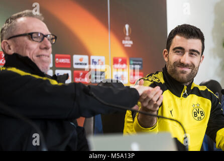 21. Februar 2018, Italien, Reggio nell'Emilia: Fußball, Europa League, Bprussia Dortmund, Pressekonferenz: Borussia Dortmund von Trainer Peter Stoeger (L) und seine Spieler Sokratis Hände schütteln an der Mapei-Stadion. Borussia Dortmund Gesichter Atalanta Bergamo in der Rückkehr der Europa League der Runde der letzten 32. Foto: Bernd Thissen/dpa Stockfoto