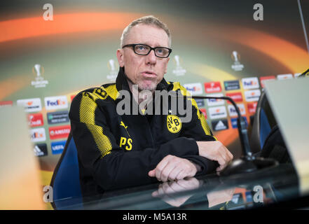 21. Februar 2018, Italien, Reggio nell'Emilia: Fußball, Europa League, Bprussia Dortmund, Pressekonferenz: Borussia Dortmund von Trainer Peter Stoeger sitzt auf das Panel an der Mapei-Stadion. Borussia Dortmund Gesichter Atalanta Bergamo in der Rückkehr der Europa League der Runde der letzten 32. Foto: Bernd Thissen/dpa Stockfoto