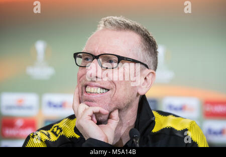 21. Februar 2018, Italien, Reggio nell'Emilia: Fußball, Europa League, Bprussia Dortmund, Pressekonferenz: Borussia Dortmund von Trainer Peter Stoeger sitzt auf das Panel an der Mapei-Stadion. Borussia Dortmund Gesichter Atalanta Bergamo in der Rückkehr der Europa League der Runde der letzten 32. Foto: Bernd Thissen/dpa Stockfoto