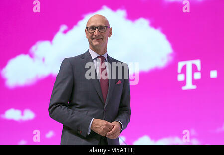 Eingereicht - 31. Mai 2017, Deutschland, Köln: Der Vorstandsvorsitzende der Deutschen Telekom, Timotheus Hoettges, nimmt an der jährlichen Sitzung. Telekom Chef Hoettges bleibt in seiner Position langfristig an der Spitze der größten deutschen Telefon und Internet Provider. Der Vorstand des Bonner Unternehmens verlängerte seinen Vertrag vorzeitig um weitere Fünfer Jahre, wie das Unternehmen am 21. Februar 2018 angegeben. Foto: Oliver Berg/dpa Stockfoto