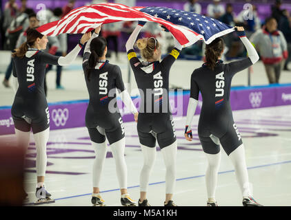 PyeongChang, Südkorea. 21 Feb, 2018. Die USA Team feiert gewann eine Bronzemedaille im Eisschnelllauf: Ladies' Team Pursuit Finale bei Gangneung Oval während der Olympischen Spiele 2018 Pyeongchang. Credit: Scott Mc Kiernan/ZUMA Draht/Alamy leben Nachrichten Stockfoto