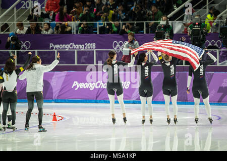 PyeongChang, Südkorea. 21 Feb, 2018. Die USA Team feiert gewann eine Bronzemedaille im Eisschnelllauf: Ladies' Team Pursuit Finale bei Gangneung Oval während der Olympischen Spiele 2018 Pyeongchang. Credit: Scott Mc Kiernan/ZUMA Draht/Alamy leben Nachrichten Stockfoto