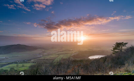 Vale von York & Sutton Bank, North Yorkshire, UK. 21. Februar, 2018. Sonnenuntergang über dem See Gormire, Haube Hügel, das Vale of York & Sutton Bank North Yorkshire UK Credit: John Potter/Alamy leben Nachrichten Stockfoto