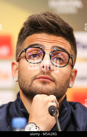 21. Februar 2018, Deutschland, Leipzig: Fußball, Europa League, RB Leipzig gegen SSC Napoli, Runde der letzten 32, Pressekonferenz, Red Bull Arena: Napoli Player's Lorenzo Insigne sitzt auf dem Bedienfeld. Foto: Jan Woitas/dpa-Zentralbild/dpa Stockfoto