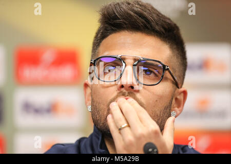 21. Februar 2018, Deutschland, Leipzig: Fußball, Europa League, RB Leipzig gegen SSC Napoli, Runde der letzten 32, Pressekonferenz, Red Bull Arena: Napoli Player's Lorenzo Insigne sitzt auf dem Bedienfeld. Foto: Jan Woitas/dpa-Zentralbild/dpa Stockfoto