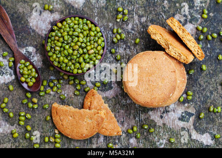 Mung bean Cookies, gesunde vegane Nachspeise. Grauer Hintergrund. Ansicht von oben. Platz kopieren Stockfoto