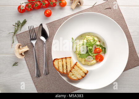 Kartoffelpüree auf weißem Holz- Hintergrund Stockfoto