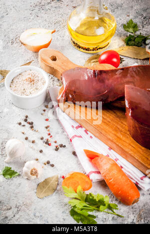 Rohes Rindfleisch Leber mit Gewürzen, Kräutern und Gemüse, grauen Stein Tabelle kopieren Raum Stockfoto