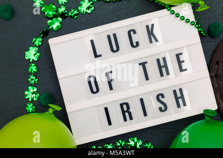 Glück der irischen Botschaft auf ein Leuchtpult mit St Patrick's Dekorationen Stockfoto