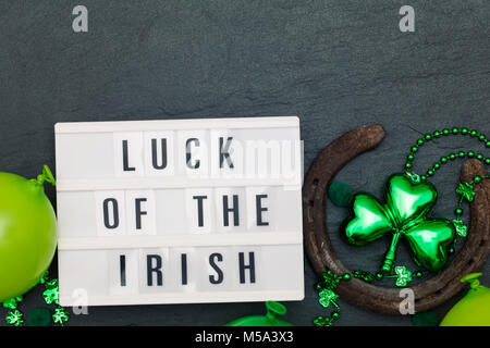 Glück der irischen Botschaft auf ein Leuchtpult mit St Patrick's Dekorationen Stockfoto