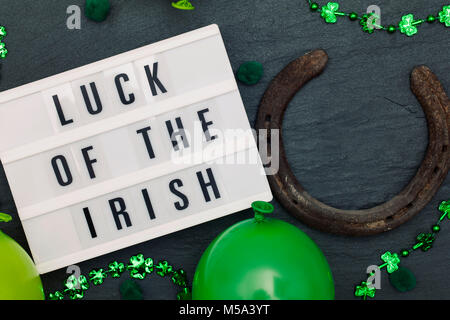 Glück der irischen Botschaft auf ein Leuchtpult mit St Patrick's Dekorationen Stockfoto