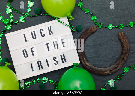 Glück der irischen Botschaft auf ein Leuchtpult mit St Patrick's Dekorationen Stockfoto