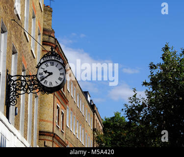 Große reich verzierte Uhr mit römischen Ziffern außerhalb Georgian House bei 11 John Street, Bloomsbury, London montiert. Ursprünglich aus der Royal Oak nutzen Soc Stockfoto