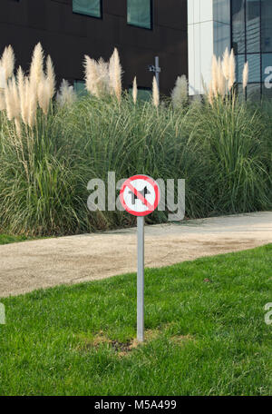 Kein Hund erlaubt Zeichen in städtischen Park Stockfoto